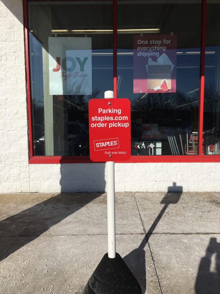 picture of staples.com order pickup sign at store