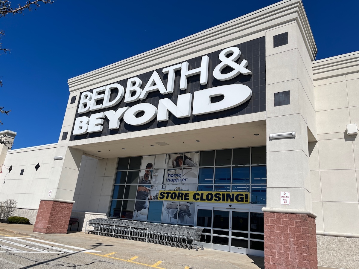 Bed Bath Beyond storefront with store closing sign.